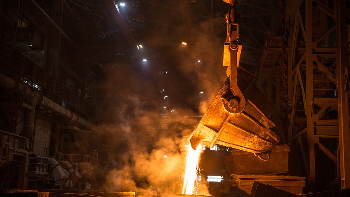 Pfanne, die flüssiges Metall in eine Kokille in einem Stahlwerk gießt. Pfanne, die flüssiges Metall in eine Kokille in einem Stahlwerk gießt.