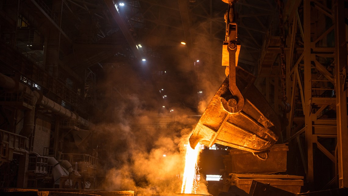 Pfanne, die flüssiges Metall in eine Kokille in einem Stahlwerk gießt.